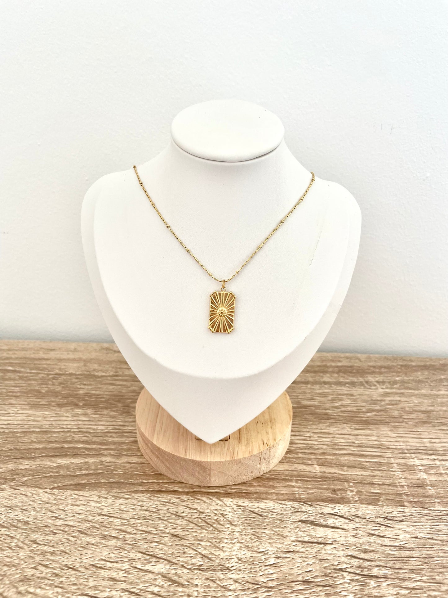 COLLIER SHAWN
