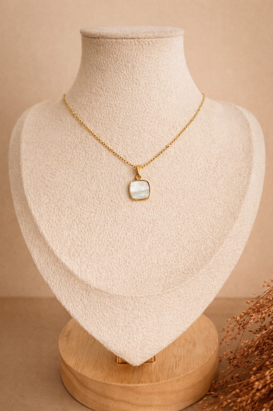 COLLIER EVA